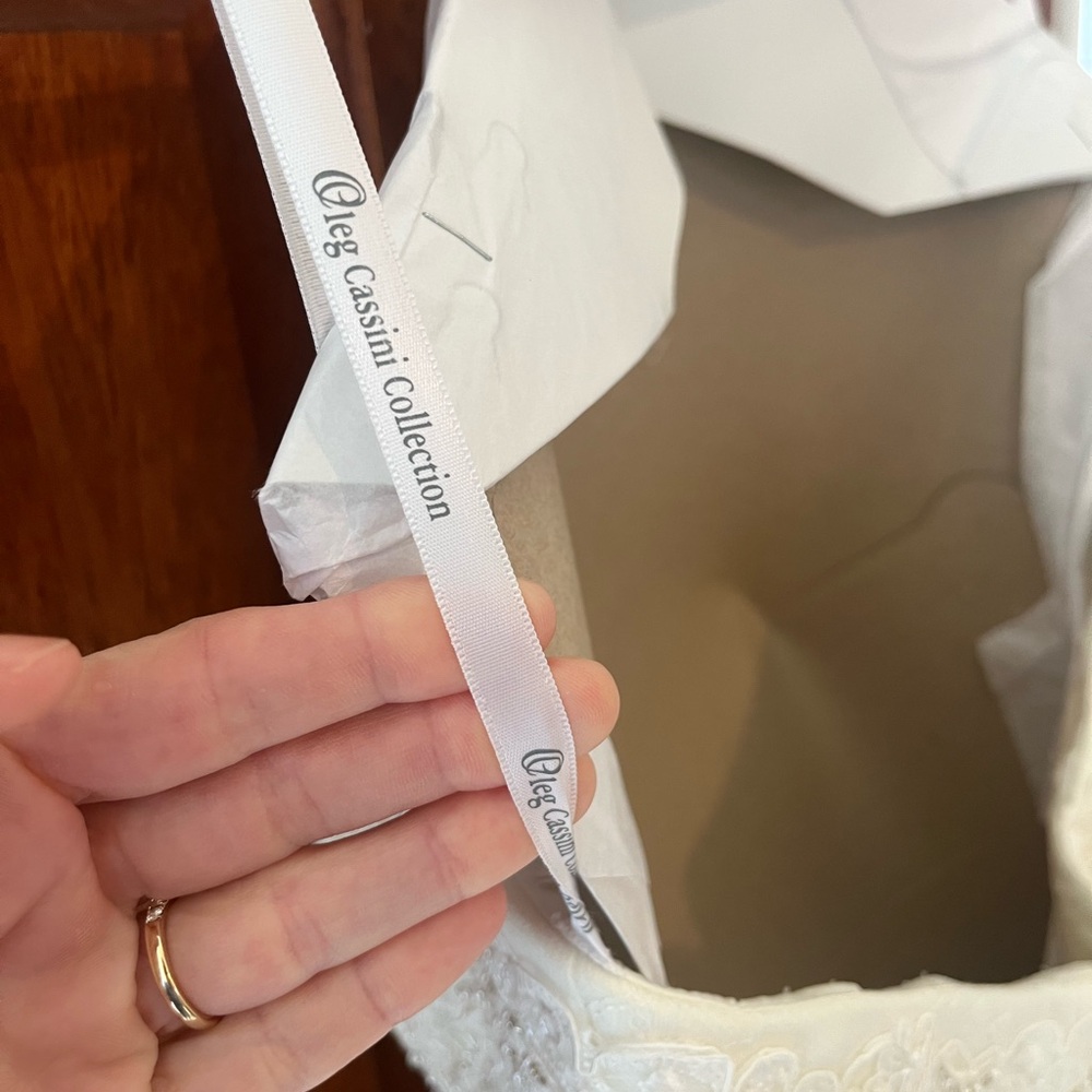 Oleg Cassini Collection Wedding Dress. Ivory in color. Size 6 - Picture 8 of 13